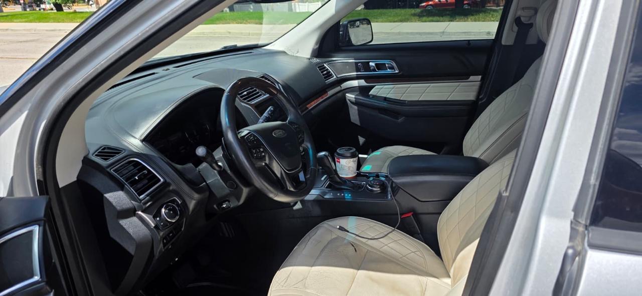 Interior delantero de la Ford Explorer 2013