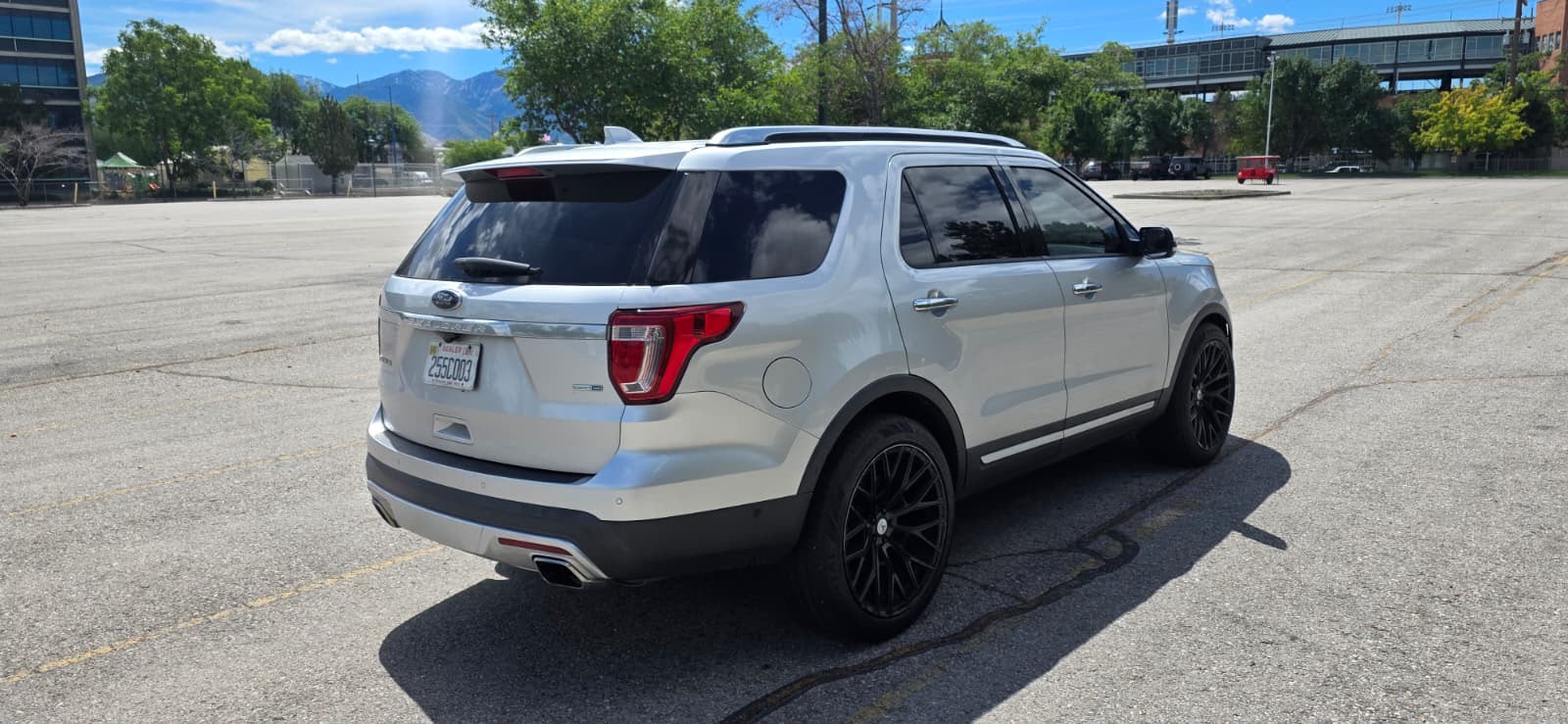 Ford Explorer Platinum 2016 vista posterior derecha