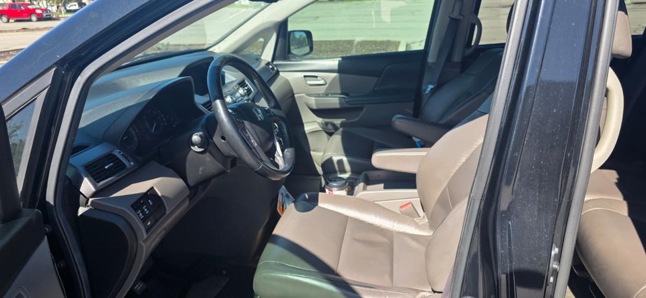 Interior delantero de la Honda Odyssey 2012