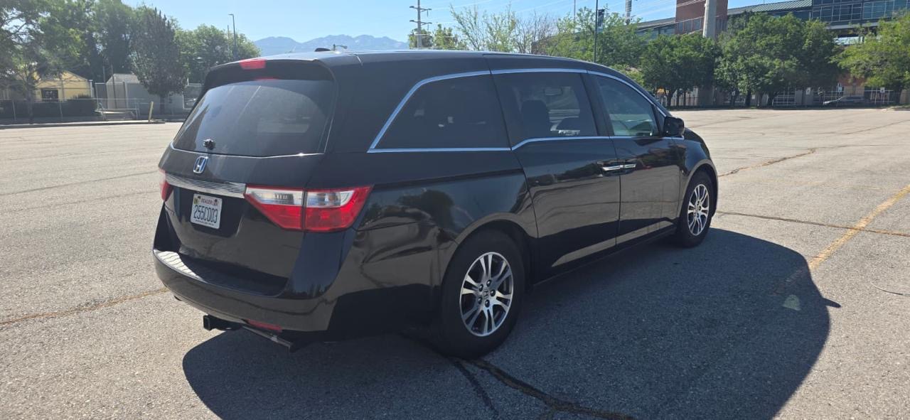 Honda Odyssey 2012 vista lateral posterior
